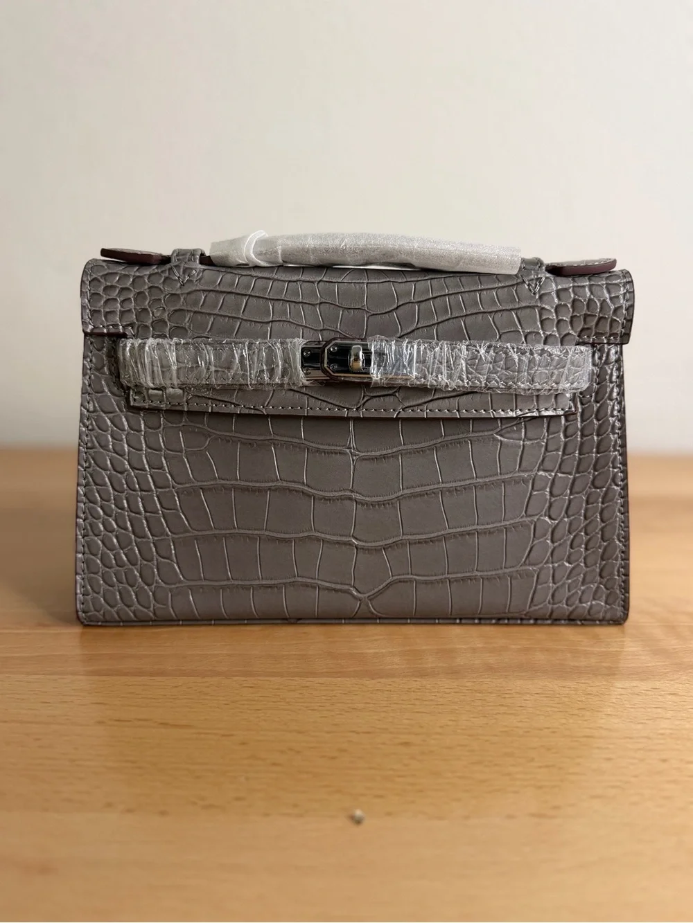 H KELLY POCHETTE 22 EMBOSSED SHINY CROC LEATHER MATTE GRIS GRAY PHW